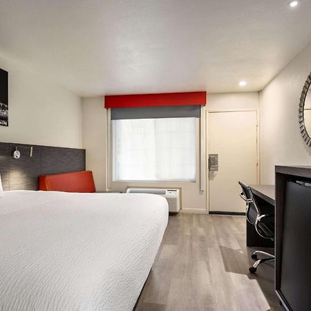 Готель Ramada By Wyndham Anaheim Convention Center Екстер'єр фото