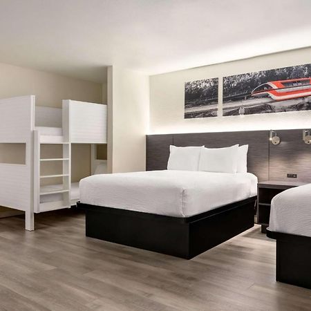 Готель Ramada By Wyndham Anaheim Convention Center Екстер'єр фото