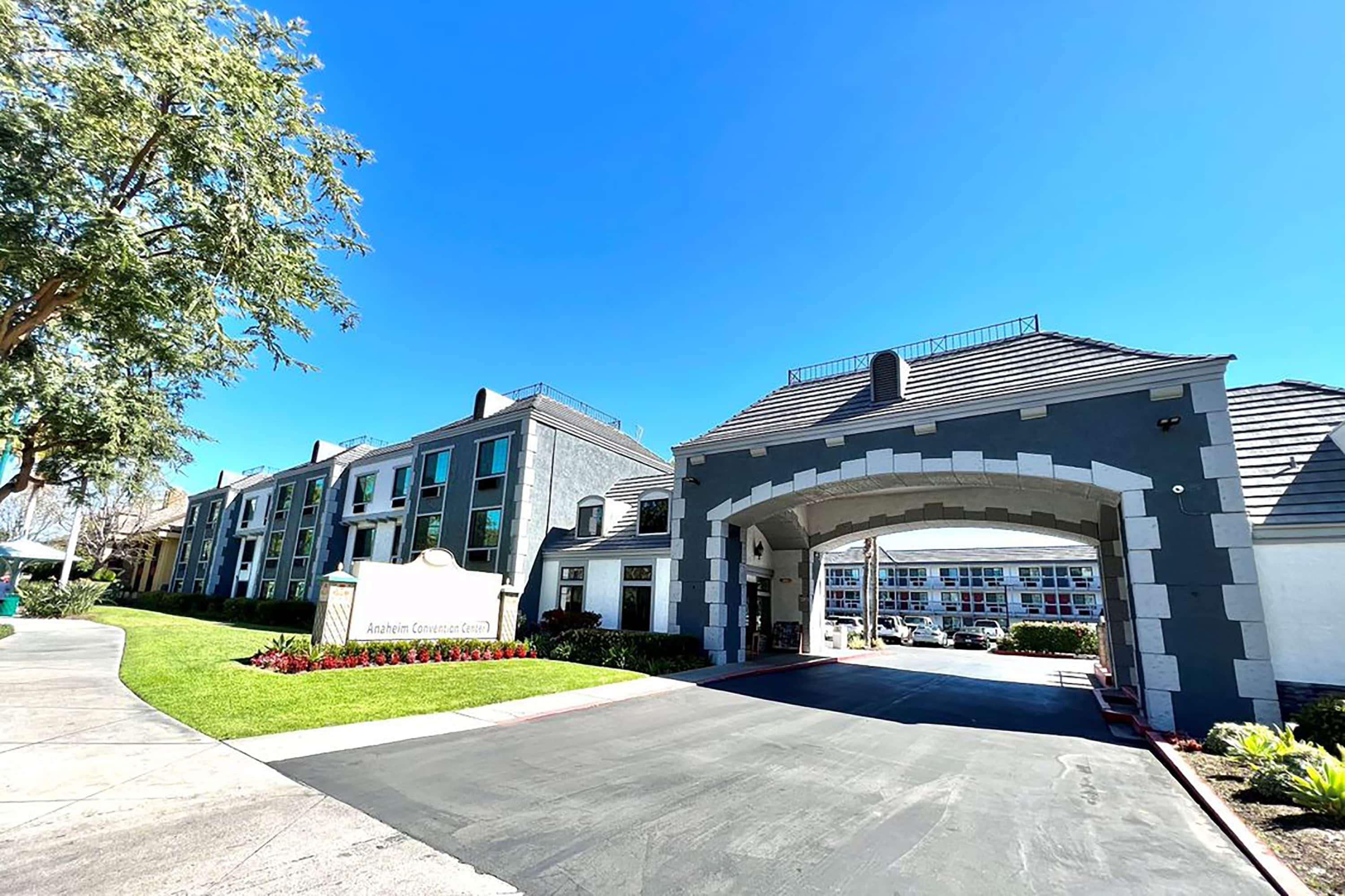 Готель Ramada By Wyndham Anaheim Convention Center Екстер'єр фото