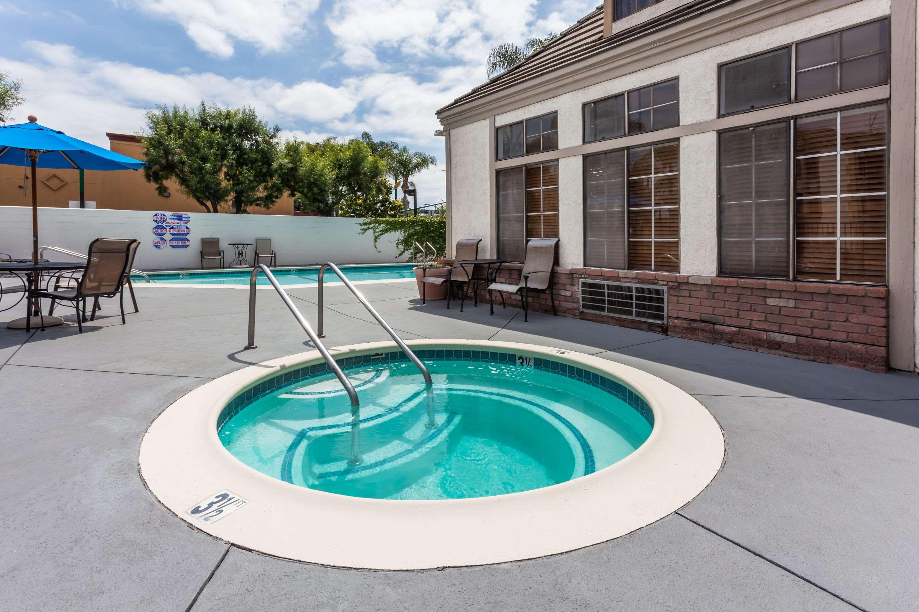 Готель Ramada By Wyndham Anaheim Convention Center Екстер'єр фото