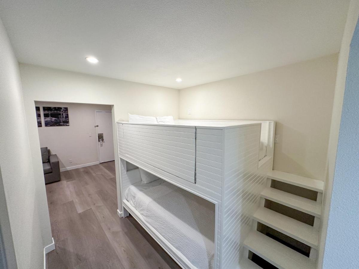 Готель Ramada By Wyndham Anaheim Convention Center Екстер'єр фото
