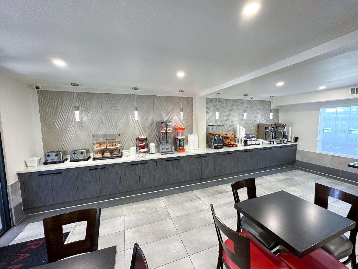 Готель Ramada By Wyndham Anaheim Convention Center Екстер'єр фото