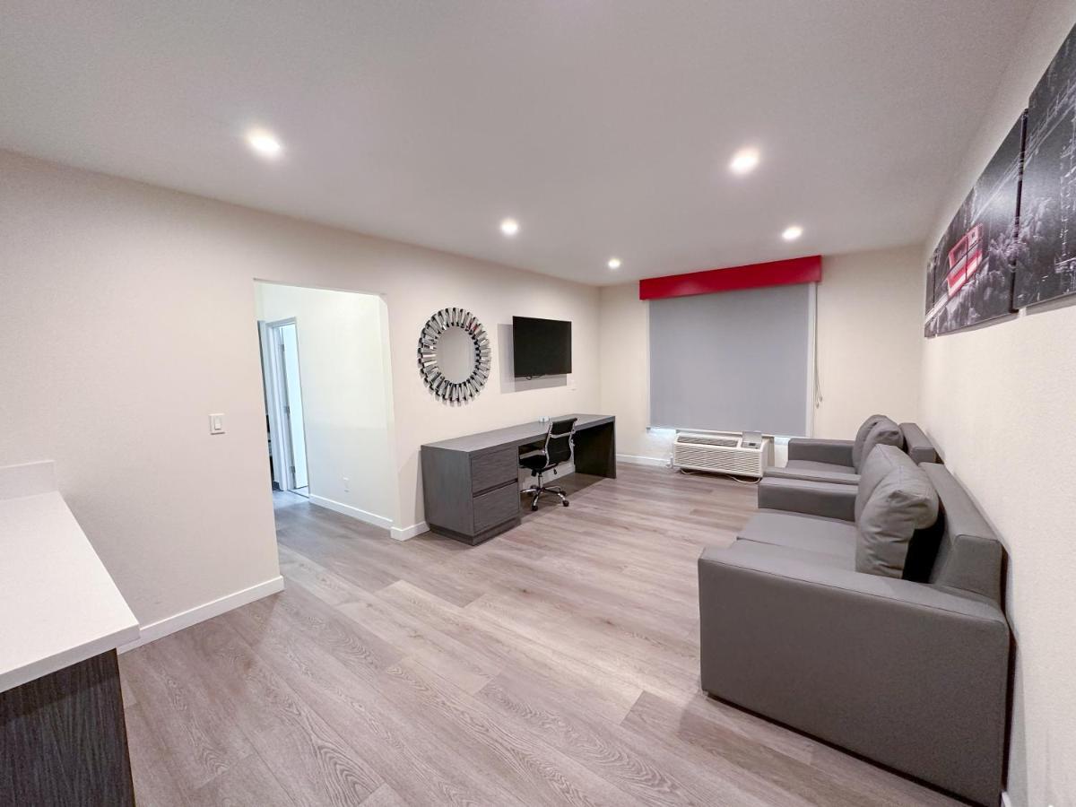 Готель Ramada By Wyndham Anaheim Convention Center Екстер'єр фото