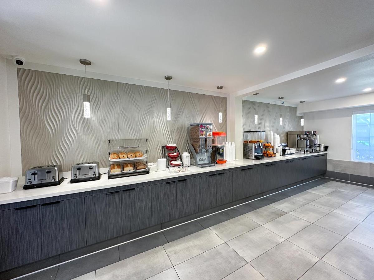 Готель Ramada By Wyndham Anaheim Convention Center Екстер'єр фото