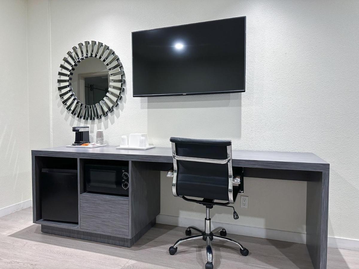 Готель Ramada By Wyndham Anaheim Convention Center Екстер'єр фото