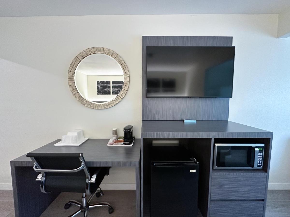 Готель Ramada By Wyndham Anaheim Convention Center Екстер'єр фото