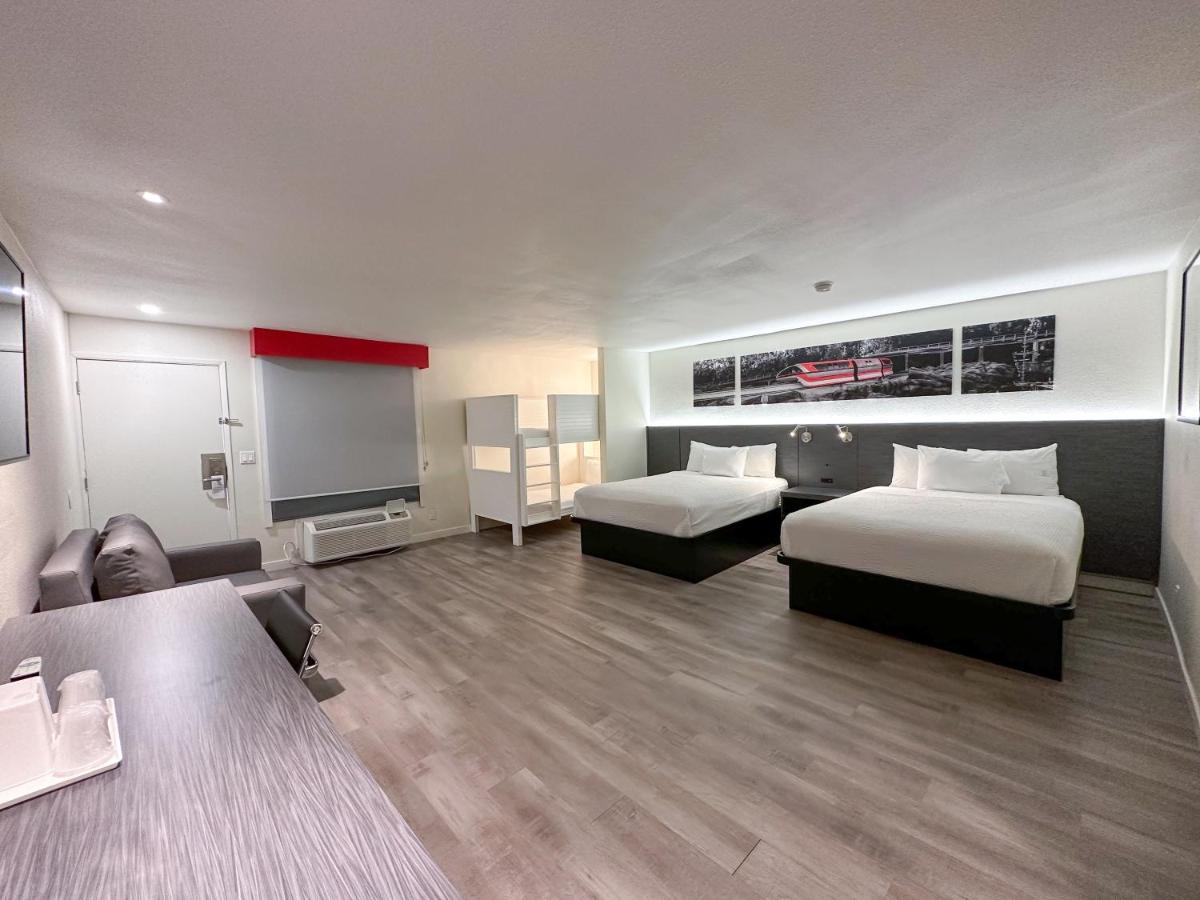 Готель Ramada By Wyndham Anaheim Convention Center Екстер'єр фото