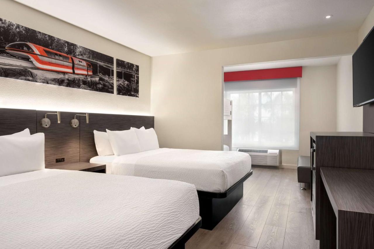 Готель Ramada By Wyndham Anaheim Convention Center Екстер'єр фото