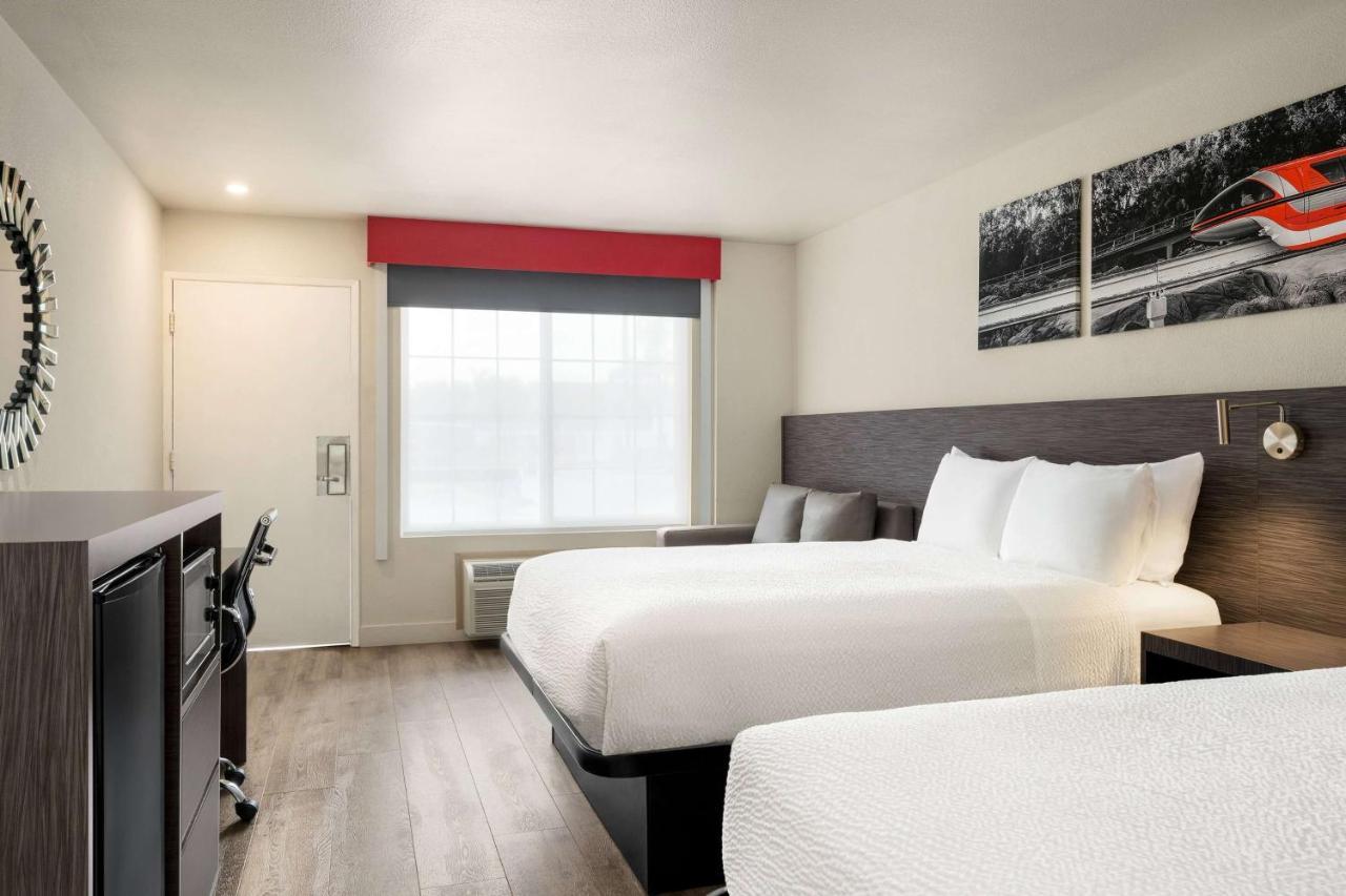 Готель Ramada By Wyndham Anaheim Convention Center Екстер'єр фото
