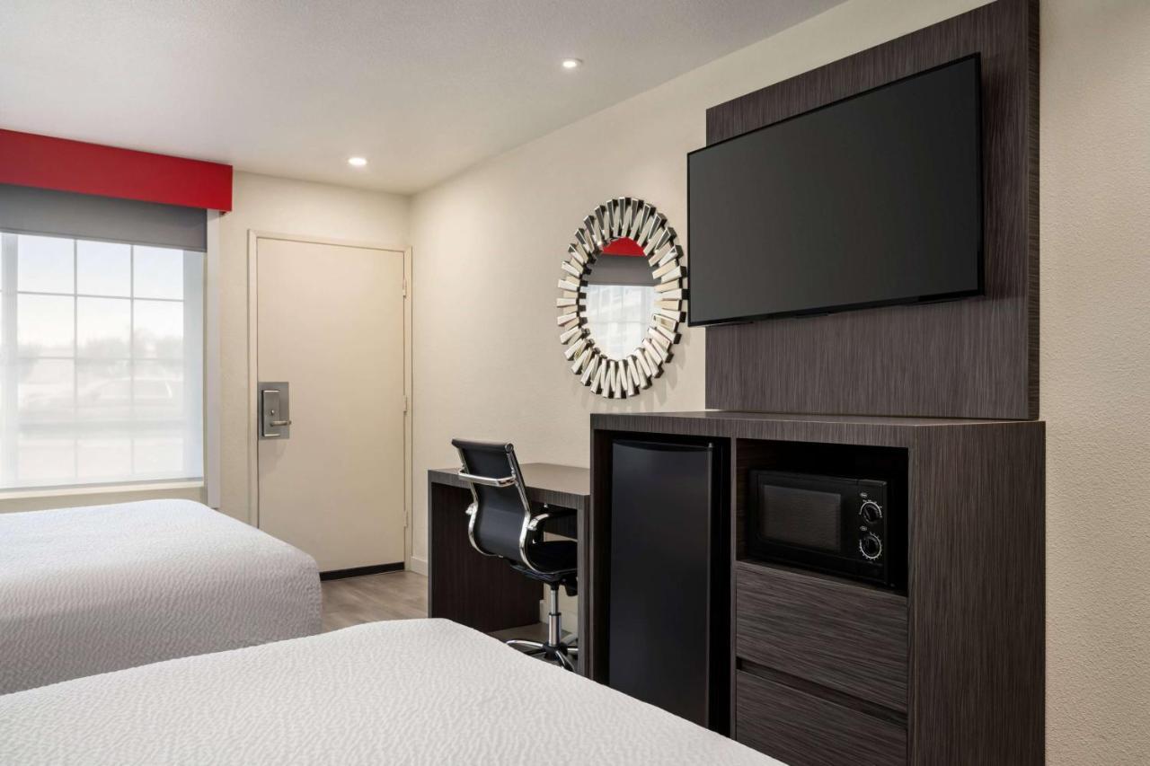 Готель Ramada By Wyndham Anaheim Convention Center Екстер'єр фото