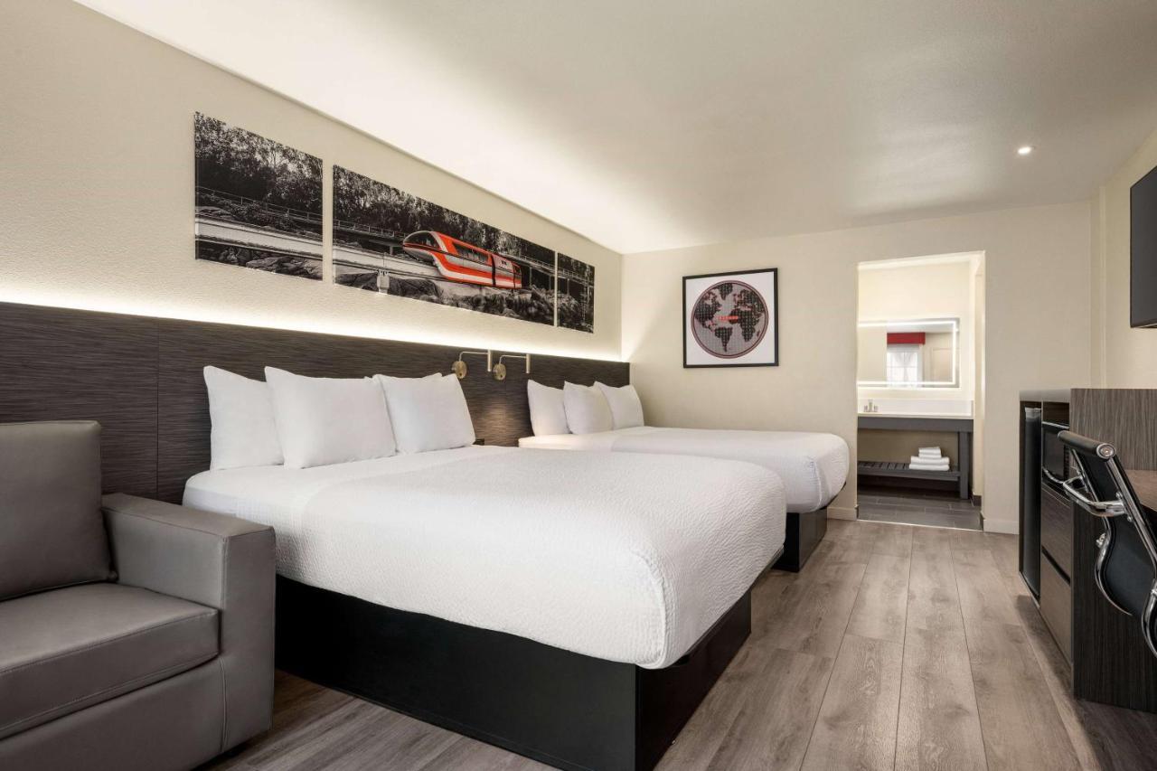 Готель Ramada By Wyndham Anaheim Convention Center Екстер'єр фото