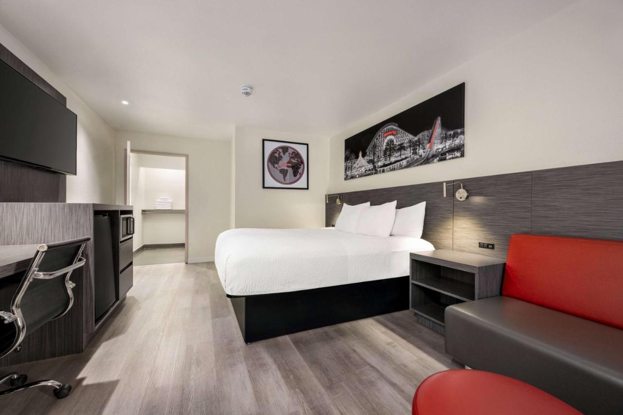 Готель Ramada By Wyndham Anaheim Convention Center Екстер'єр фото