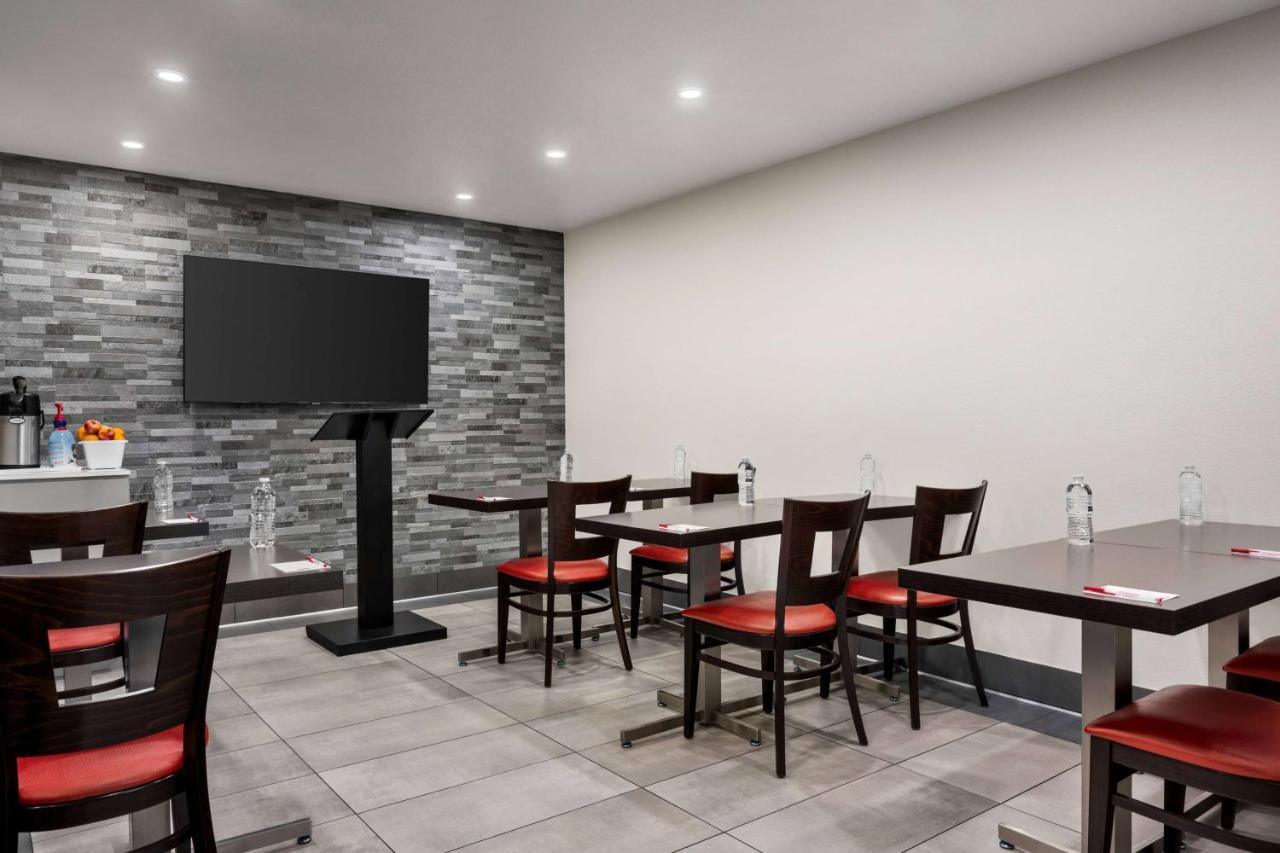 Готель Ramada By Wyndham Anaheim Convention Center Екстер'єр фото