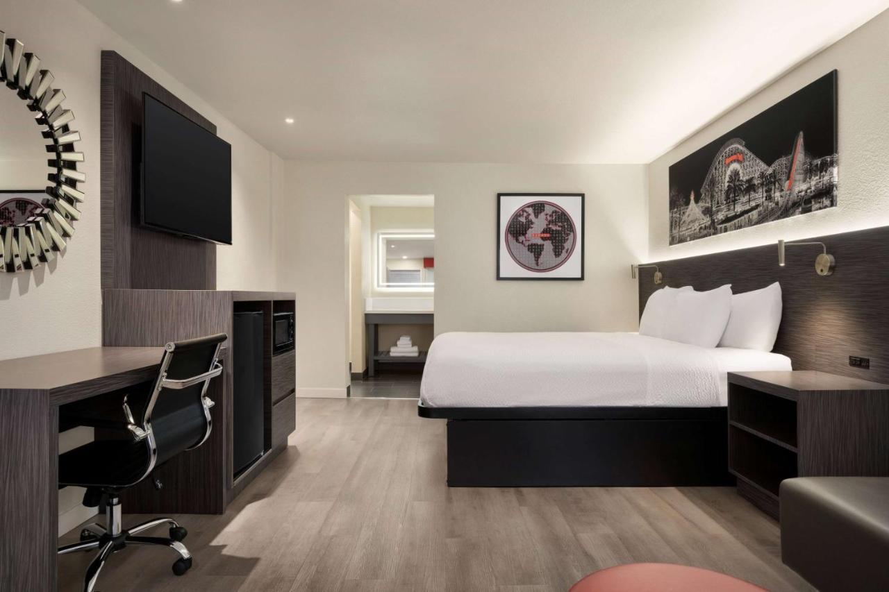 Готель Ramada By Wyndham Anaheim Convention Center Екстер'єр фото