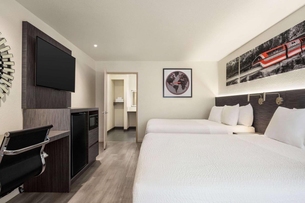 Готель Ramada By Wyndham Anaheim Convention Center Екстер'єр фото