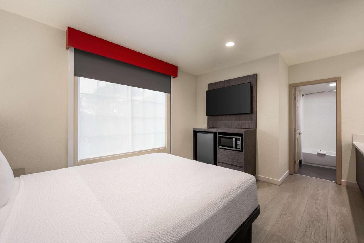 Готель Ramada By Wyndham Anaheim Convention Center Екстер'єр фото