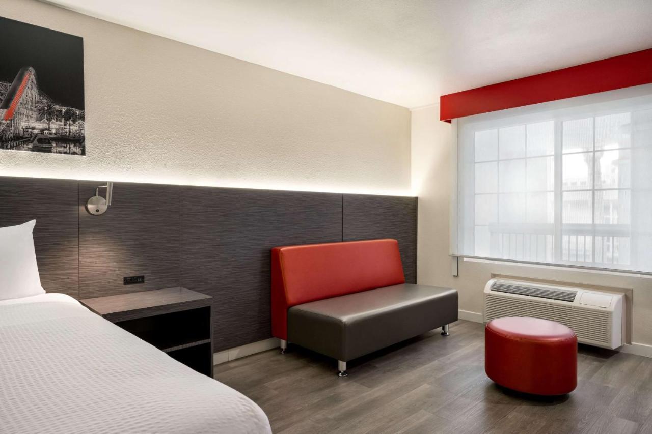 Готель Ramada By Wyndham Anaheim Convention Center Екстер'єр фото